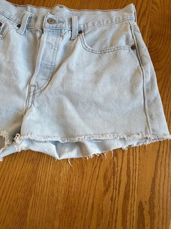 Levi's 501 Light Wash Button Fly Raw Hem Denim Jean Shorts Size 29 Waist / Size - Picture 2 of 7